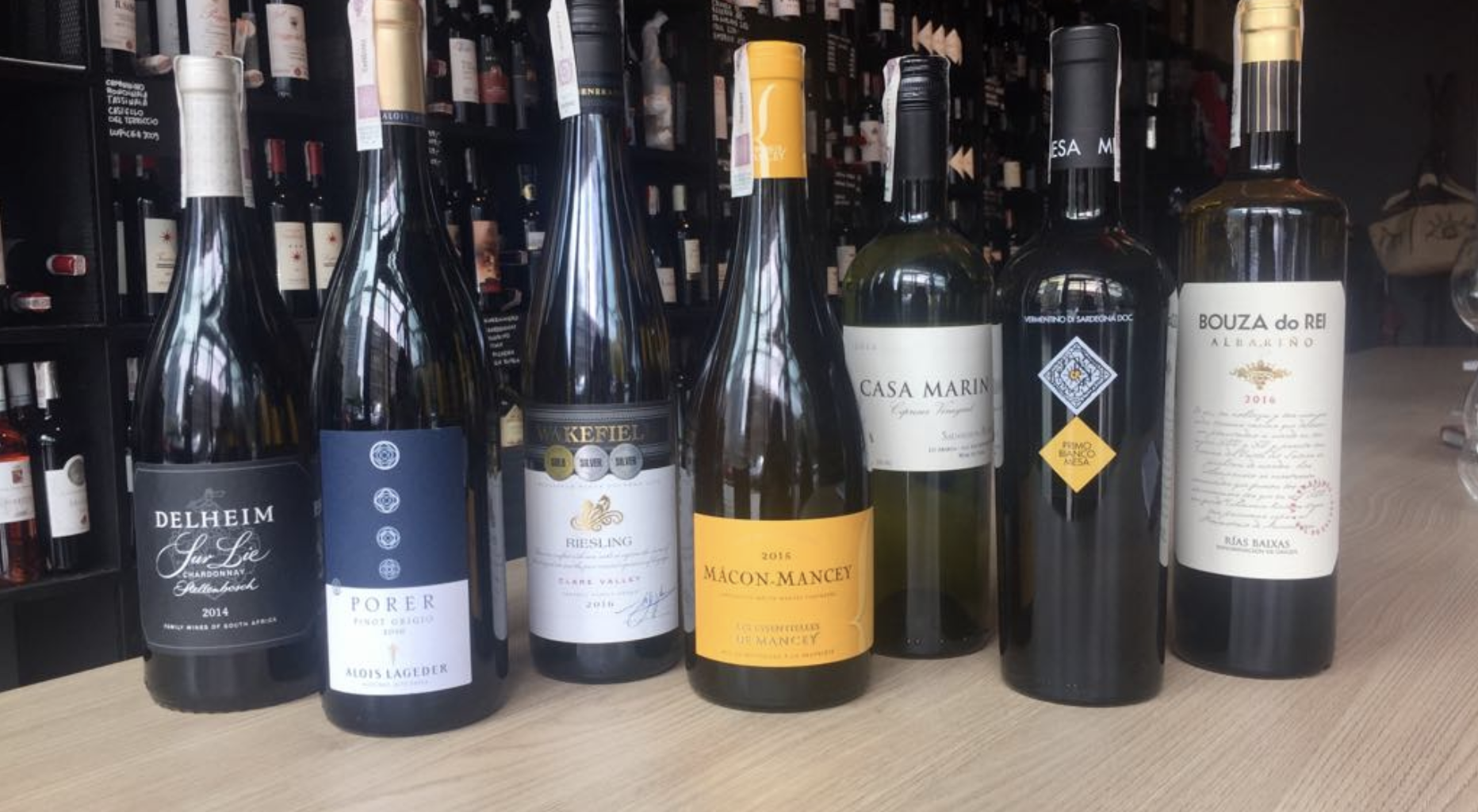 Białe wina są idealne na wakacje, ale nie tylko…